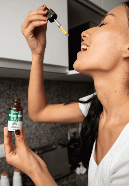 Aceite de menta digestion con modelo nua peru